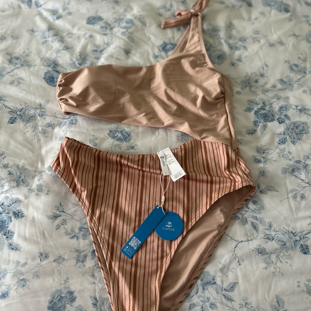 *2* CUPSHE One-Piece/Monokini Swimsuits